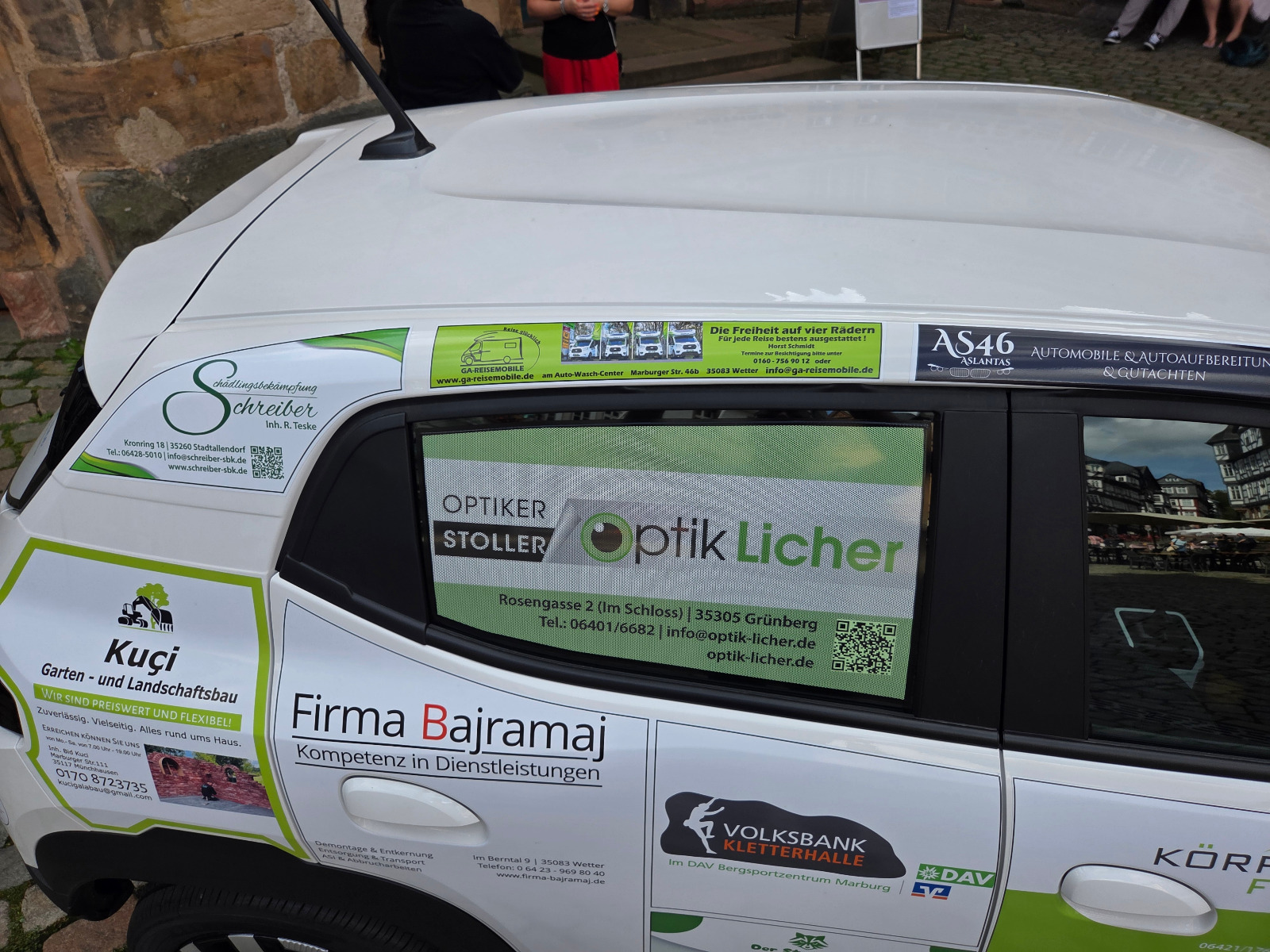 Nahaufnahme der Sponsorenbeklebung des Marburger Elektro-Reinigungsfahrzeugs mit dem Aufkleber von GA-Reisemobile
